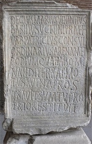 Iscrizione di Decio Mario Venanzio Basili per il restauro del Colosseo dopo un terremoto