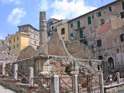Resti del Capitolium romano nella città alta, Terracina