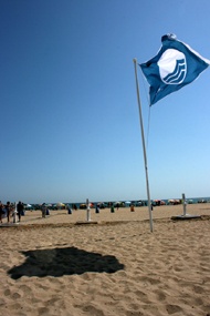 Una spiaggia con bandiera blu
